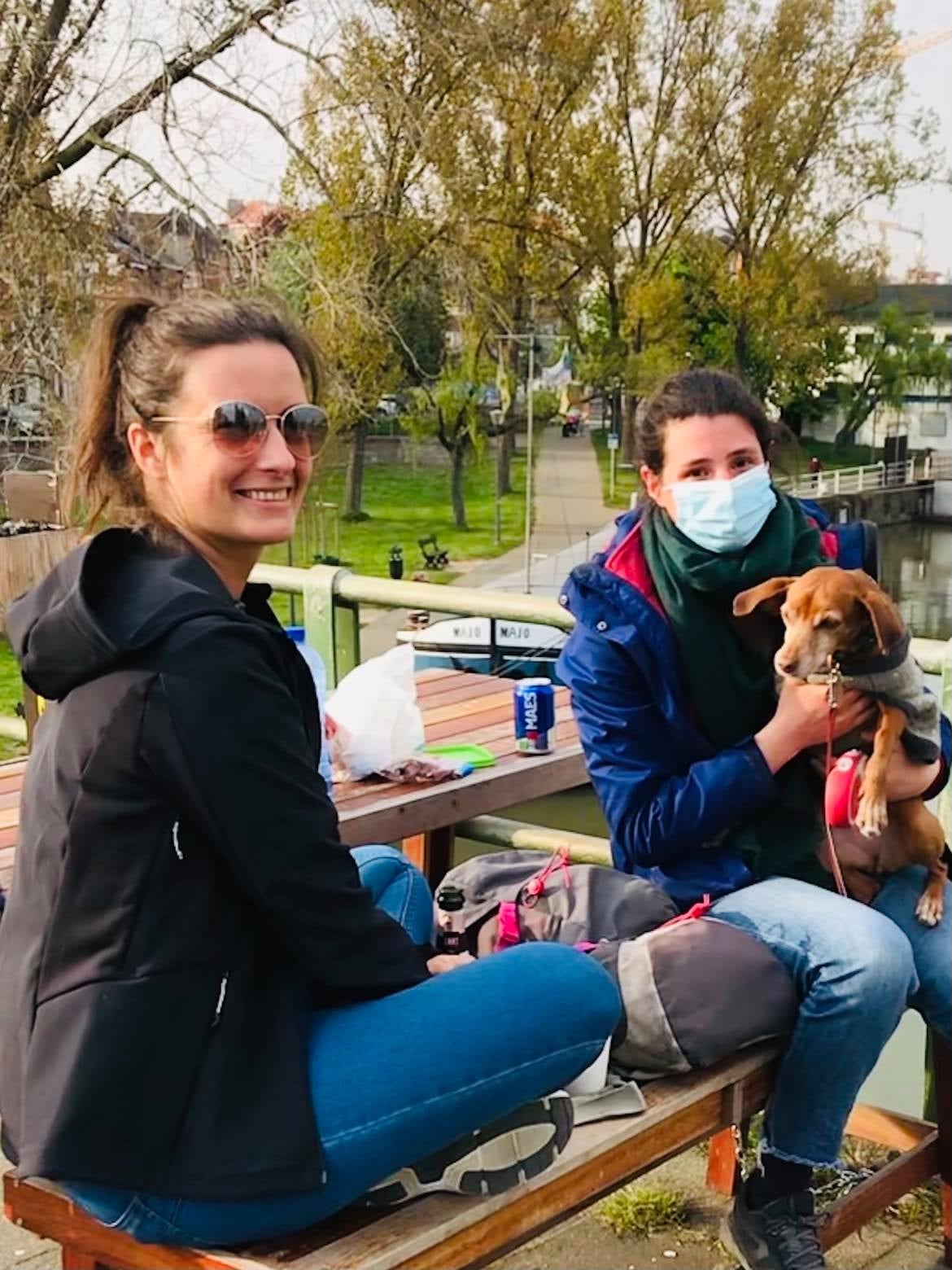 LES AMIS DU PONT #4 Récemment nous avons rencontré les amies Anna et Flora. Anna vit dans le centre de Bruxelles, Flora et son chien Poutchi à Ixelles. Ils adorent se rattraper en promenant le long du canal. Et bien sûr, à la fin de chaque promenade il y a toujours notre joli pont pour un moment de repos et un verre.