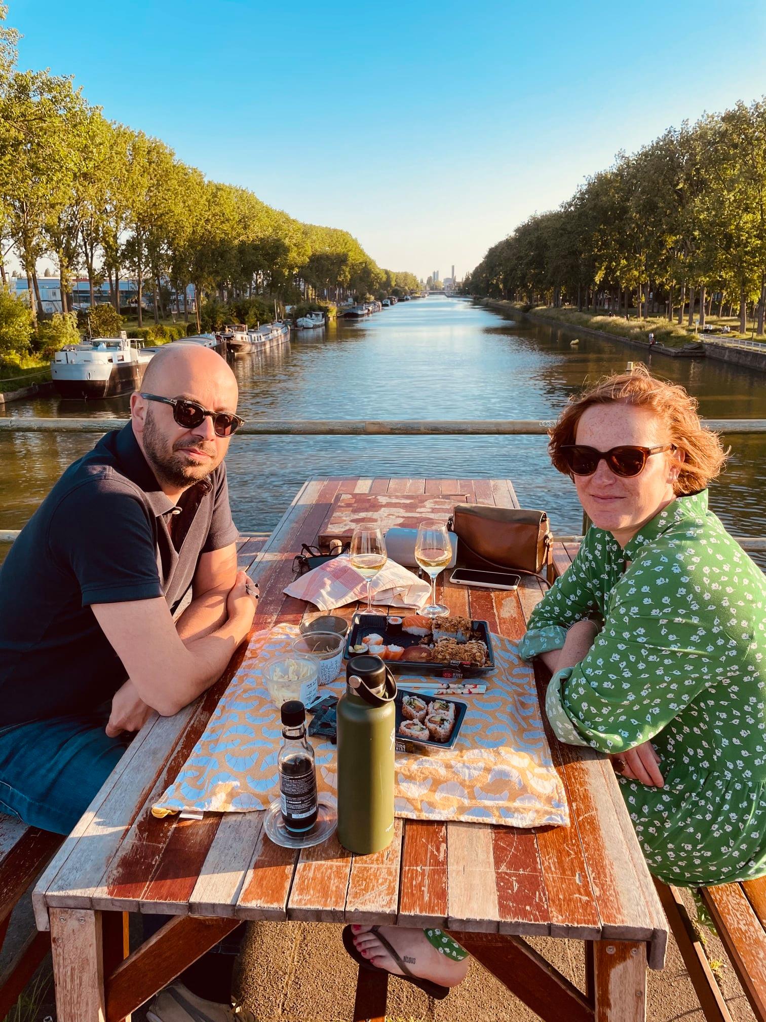 LES AMIS DU PONT #6 Dat onze brug de ideale plek is voor een romantisch diner bij zonsondergang, weten ook Wim uit Halle en Lore uit Sint-Gillis. See less — feeling romantic.