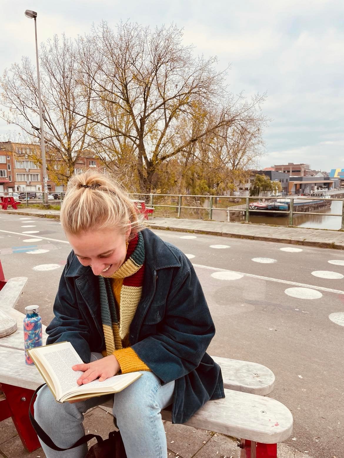 LES AMIS DU PONT #15 Laura verhuisde enkele maanden geleden van Sint-Gillis naar Kuregem. Sindsdien is ook zij een regelmatige bezoeker van de brug, waar ze van het uitzicht of van een goed boek geniet (voor de geïnteresseerden: op dit moment leest ze Knut Hamsun, in het Noors daarenboven)